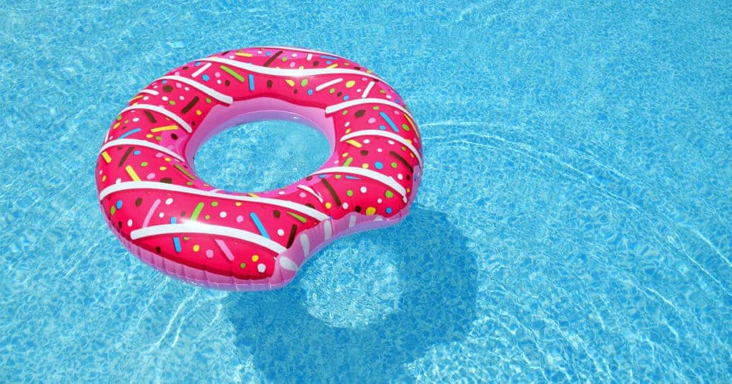 bóia rosa flutuando em uma piscina