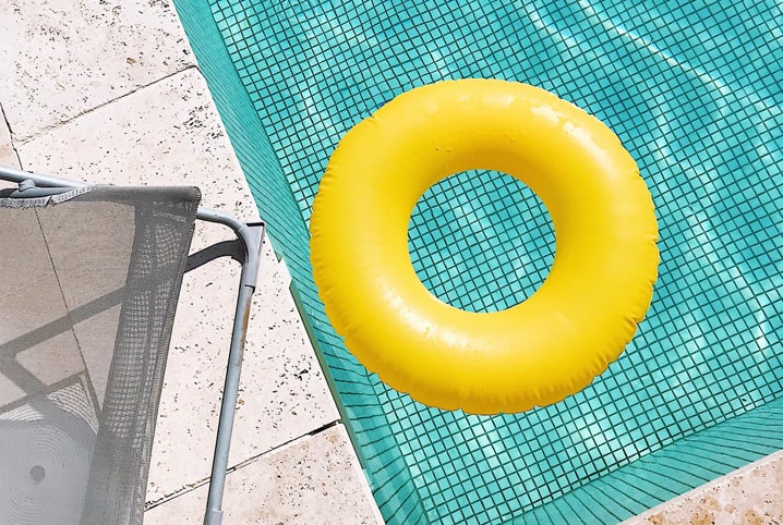 bóia amarela flutuando na piscina