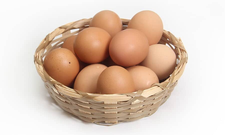 ovos de galinha em uma cesta