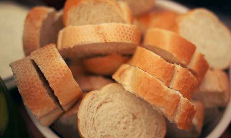 pão fatiado dentro de uma tigela