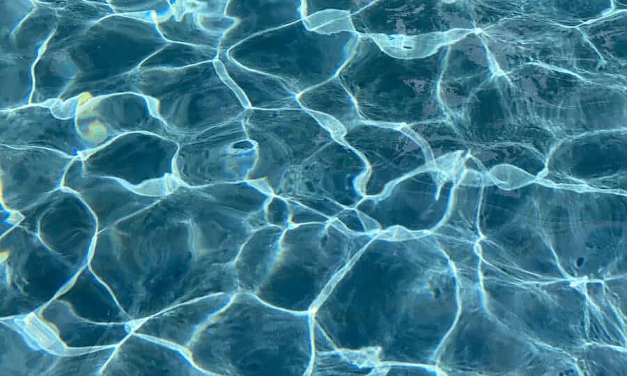Água da piscina cristalina.