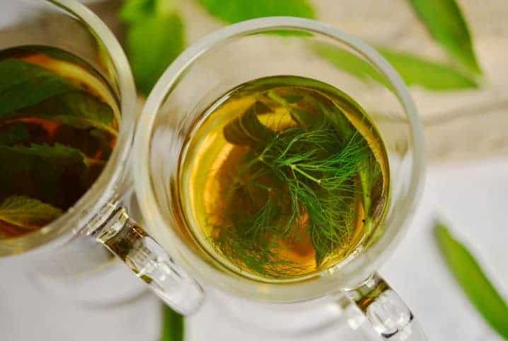 chá de erva doce com folhas.