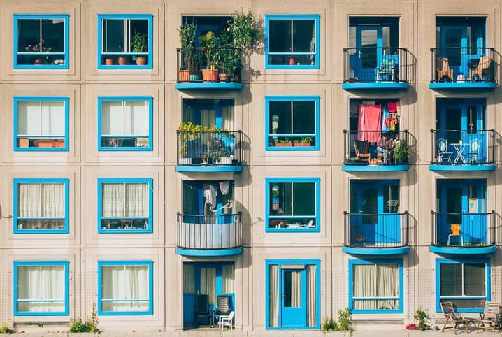 janelas e avarandas de apartamentos com jardins