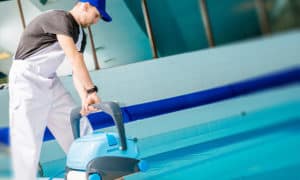 Entenda os detalhes de como aumentar o pH da piscina aqui