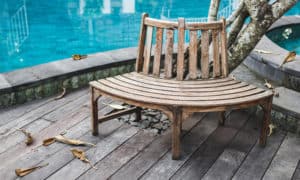 Você sabe qual é o melhor piso para colocar em volta da piscina? Confira!