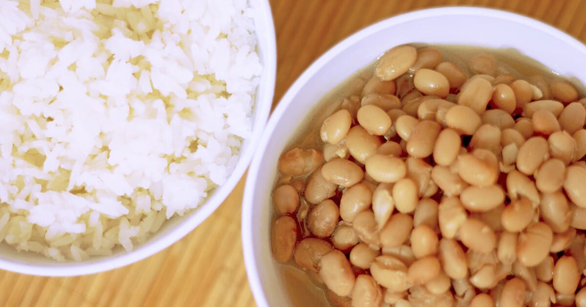Pratos separados de arroz e feijão carioca.