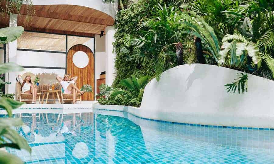 piscina com área verde ao redor.