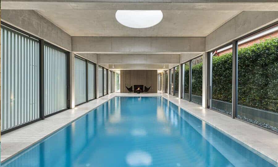piscina com iluminação externa.