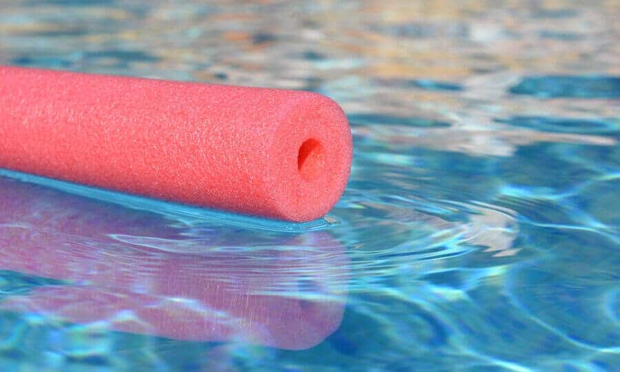 Água da piscina cristalina.