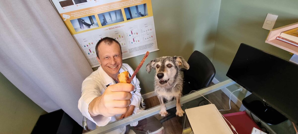 Dr Pet ao lado de cachorro