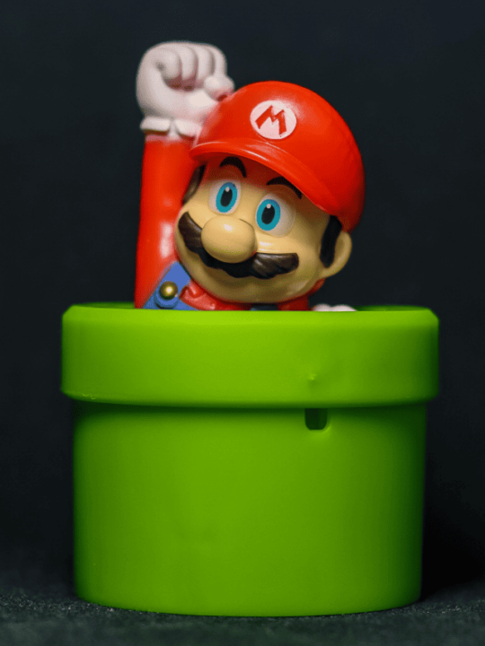 Boneco do Super Mario saindo de cano verde