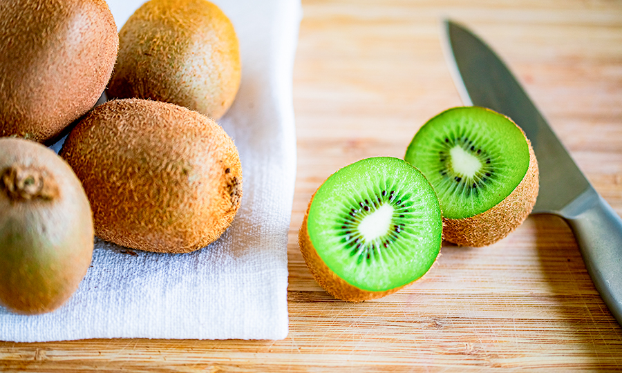 Kiwi fatiado na metade.