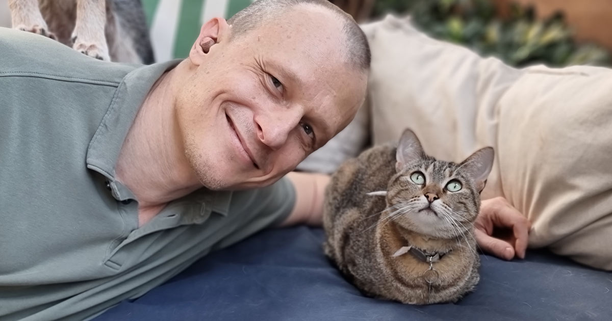 Dr. Pet ao lado de um gatinho.