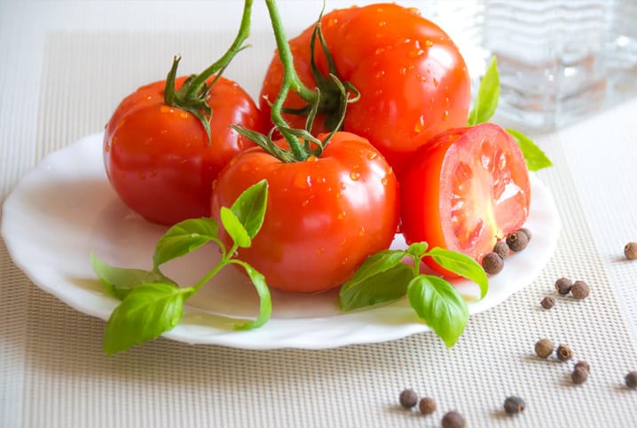 Prato com tomates frescos.