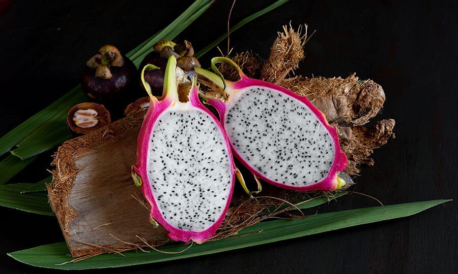 Pitaya branca fatiada na metade.