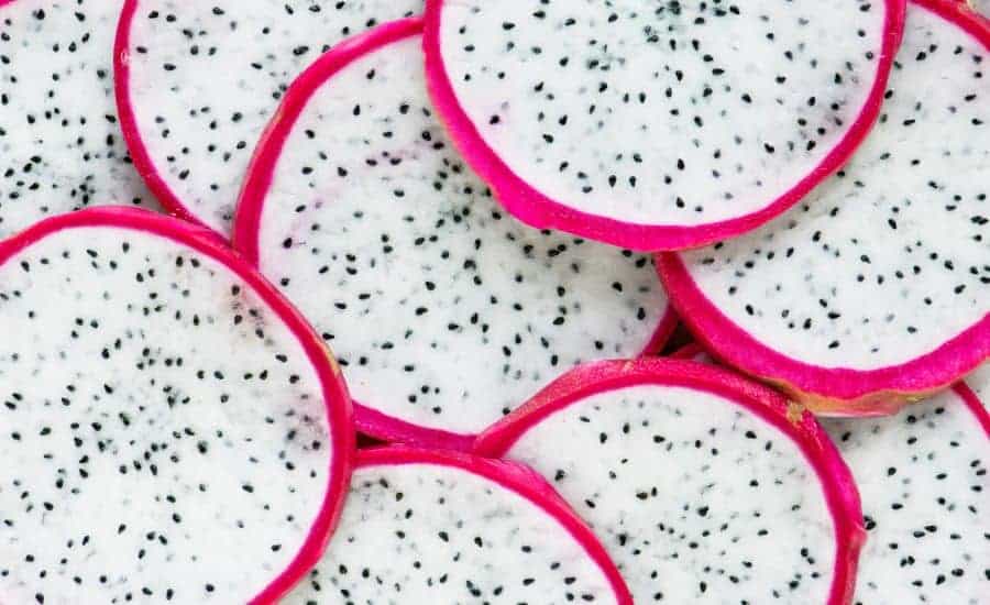 Fatias de pitaya branca.