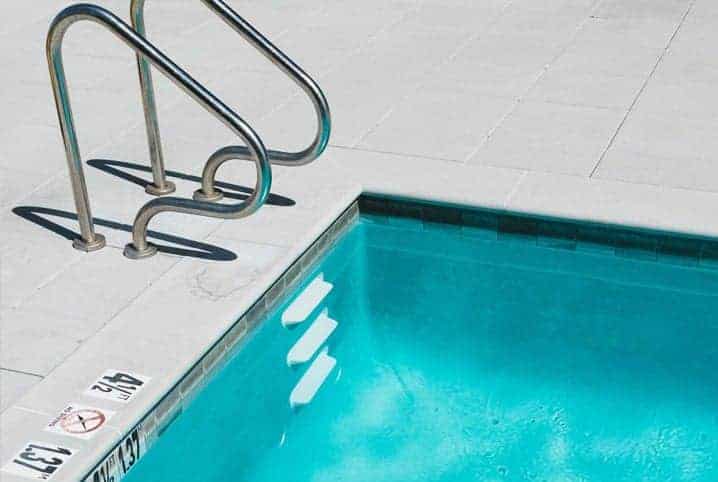 Escada da piscina.