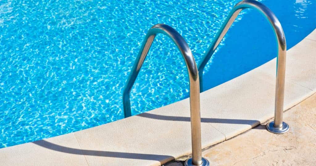 Como calcular o volume de água de uma piscina? Confira dicas 2 Apoio de escada da piscina.