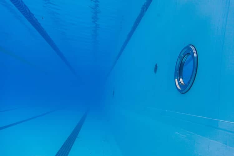 Como calcular o volume de água de uma piscina? Confira dicas 3 Fundo da piscina.