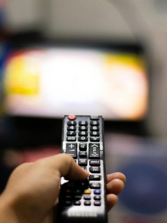 Imagem de pessoa segurando controle remoto