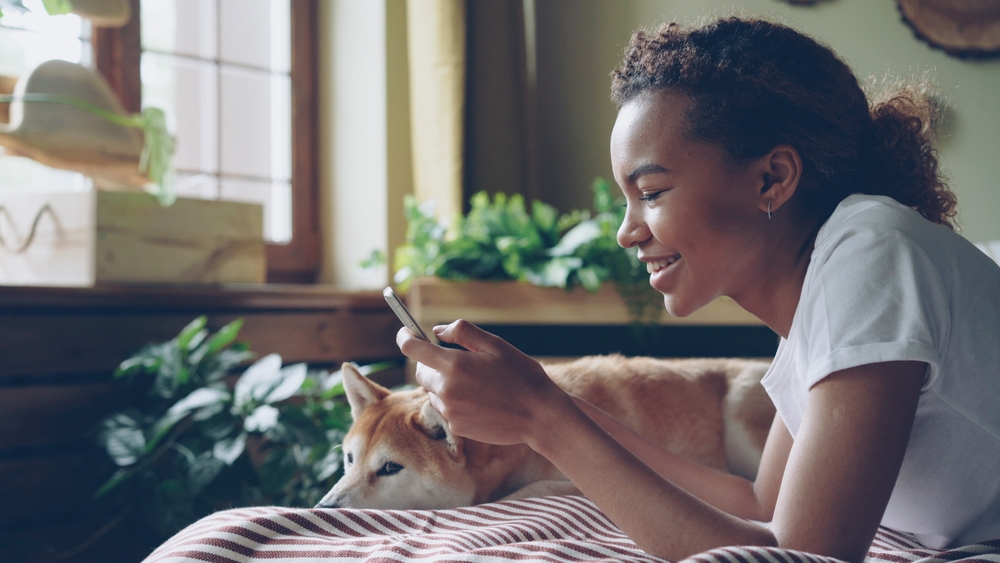 Como cuidar do pet na rotina corrida? 3 dicas para economizar e poupar tempo 1 Imagem de responsável com pet