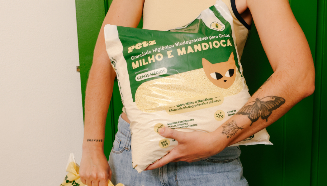 Semana do Gato: 10 produtos que vão mudar a rotina do seu gato 2 Mulher segurando pacote de granulado higiênico.