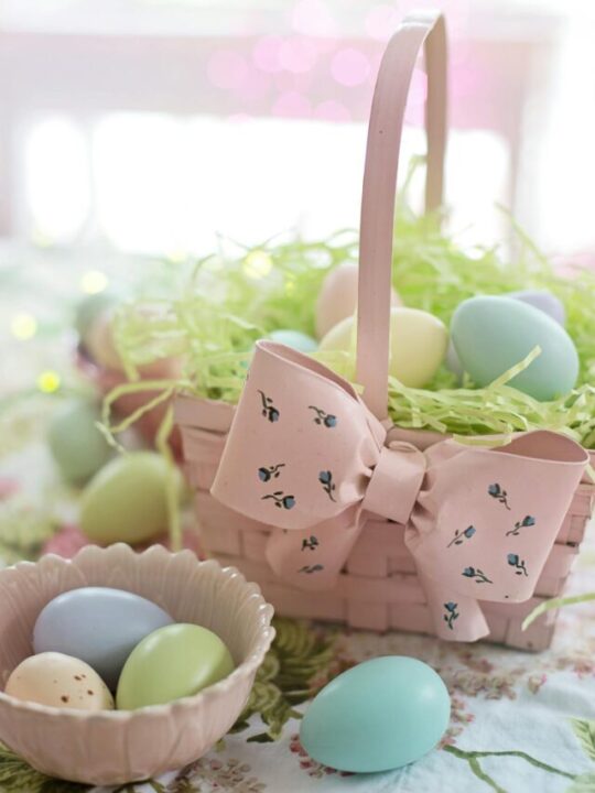 Cesta com mini ovos.