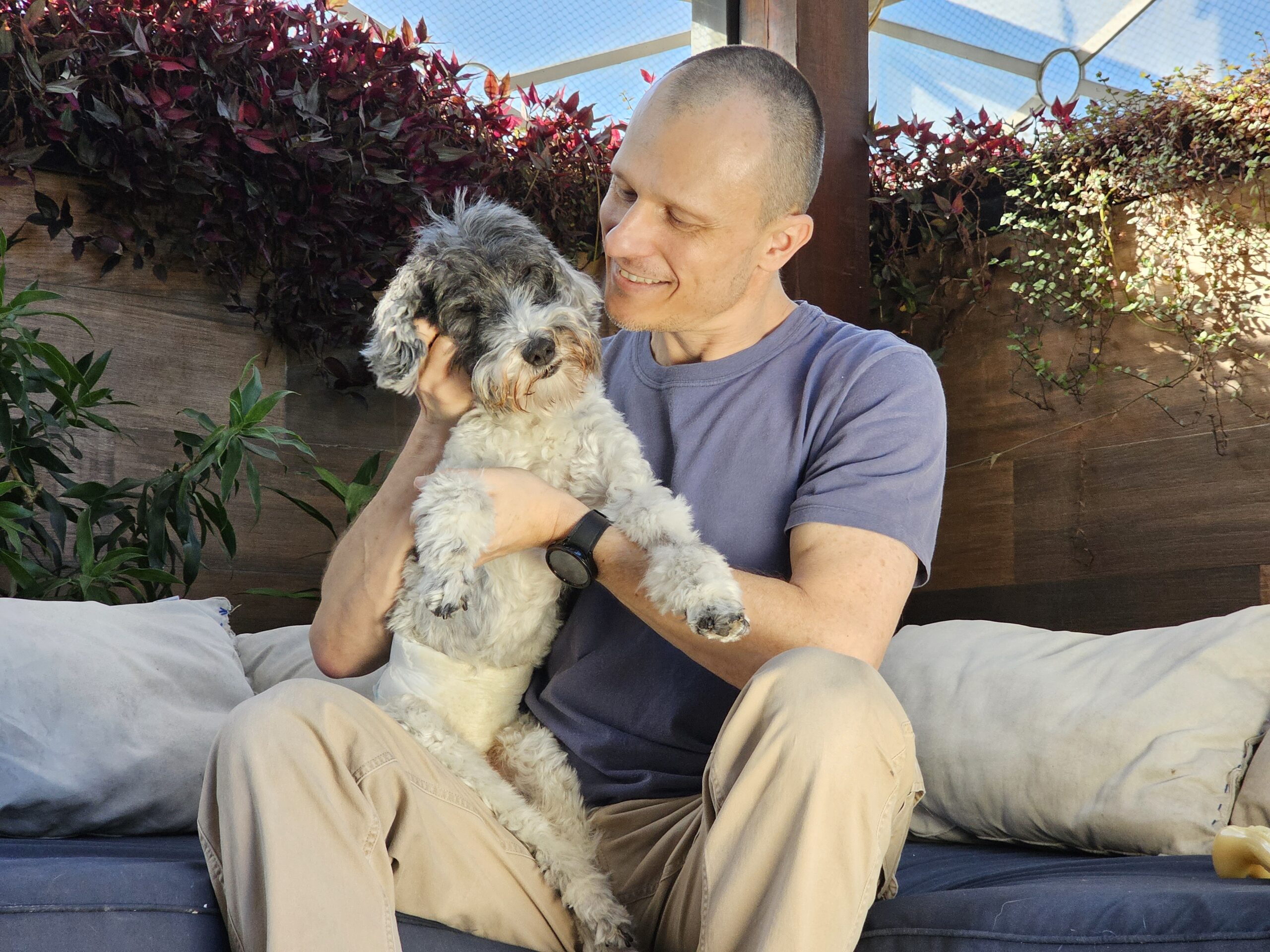 Como os pets impactam a nossa saúde emocional? 2 Dr. Pet segurando cachorro.
