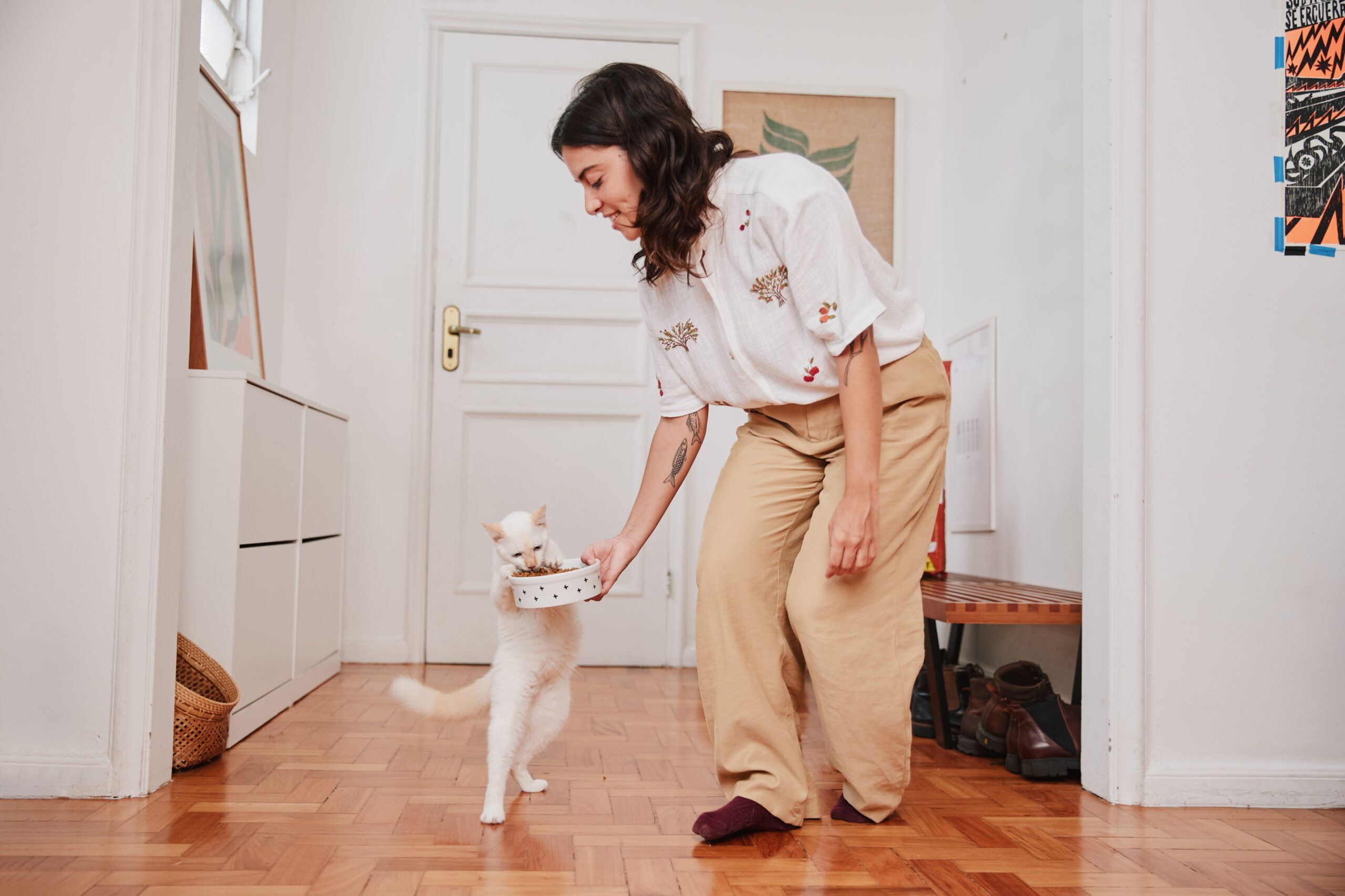 Você está pronto para adotar um gato? Conheça 5 sinais importantes 2 Imagem de pessoa com gato