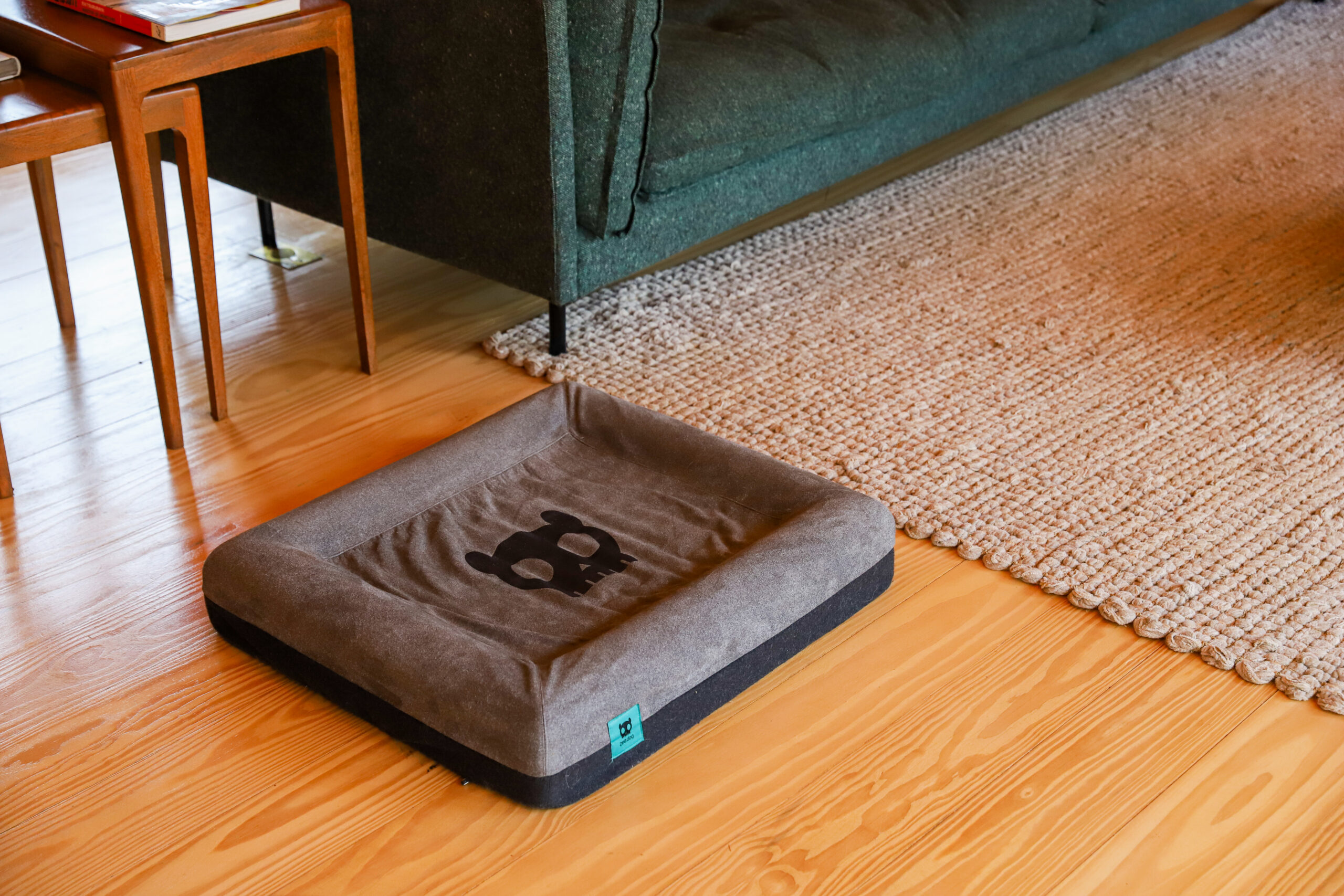 Os 8 melhores produtos da Zee.Dog para o seu cachorro 4 Cama Zee.Bed no chão, perto do tapete.