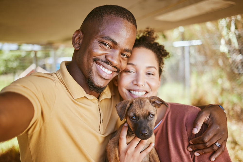Pet influencer: leis e dicas para expor o animal na internet com segurança 2 Casal com filhote de cachorro no colo.